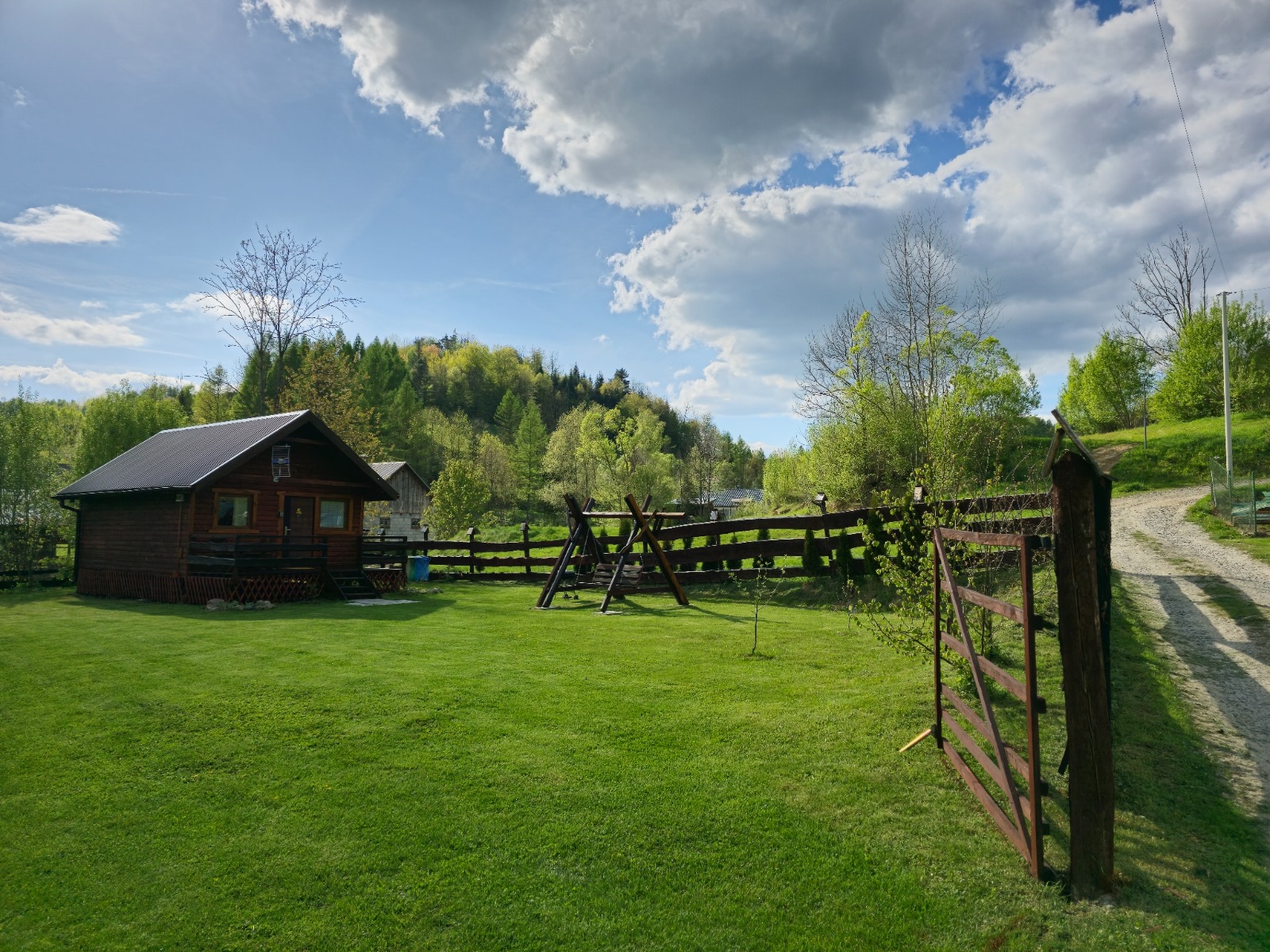 Domek Gumisiówka na zielonej łące w Górzance